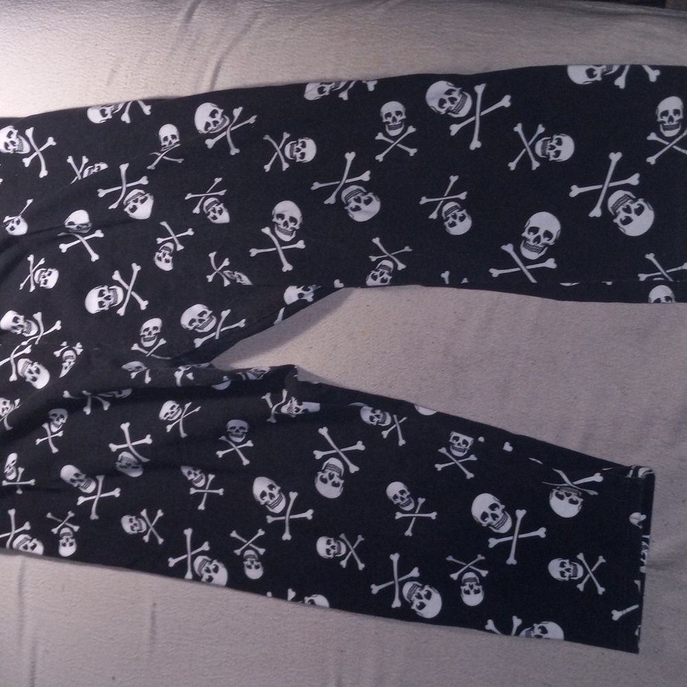 XL skull & crossbones capris leggings - Picture 2 of 6
